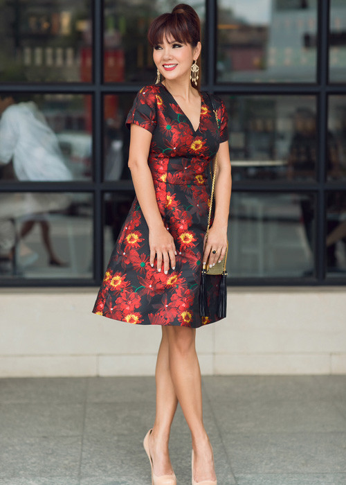 Kiều Khanh vừa ngọt ngào nhưng không kém phần gợi cảm với dáng váy xòe cổ điển kết hợp đường xẻ ngực chừng mực.