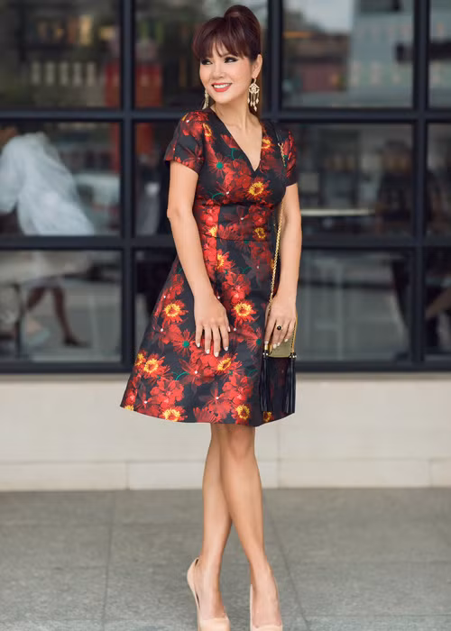 Kiều Khanh vừa ngọt ngào nhưng không kém phần gợi cảm với dáng váy xòe cổ điển kết hợp đường xẻ ngực chừng mực.