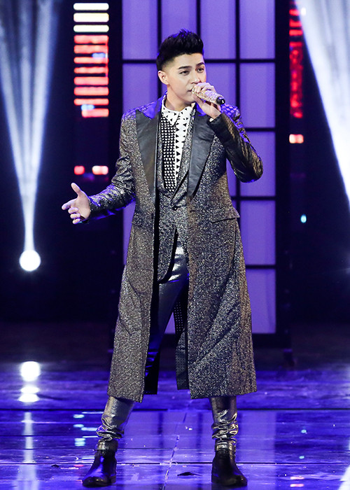 Được biết, đêm thứ hai của “Diamond Show” có sự góp mặt của ca sĩ Noo Phước Thịnh. Anh gây ấn tượng với giọng hát nội lực và phần vũ đạo cực điêu luyện qua ca khúc “Tình đơn phương”.