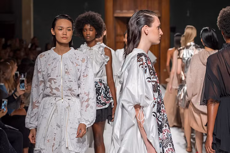 Top 10 Vietnam's Next Top Model 2012 tự tin catwalk bên dàn người mẫu quốc tế chuyên nghiệp.