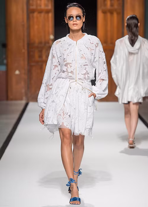 Đây là lần đầu tiên Lê Thanh Thảo sải bước trên sàn diễn thuộc Tuần lễ thời trang Paris danh tiếng.