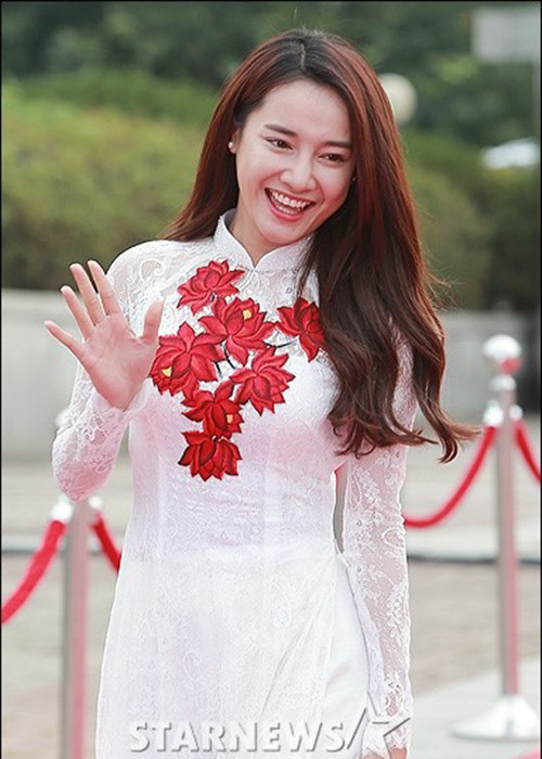 Nhã Phương được tờ Starnews đánh giá là nhân tố lạ tại sự kiện còn tờ SportSQ khen cô là bông hoa tới từ Việt Nam. (Ảnh: Zing)