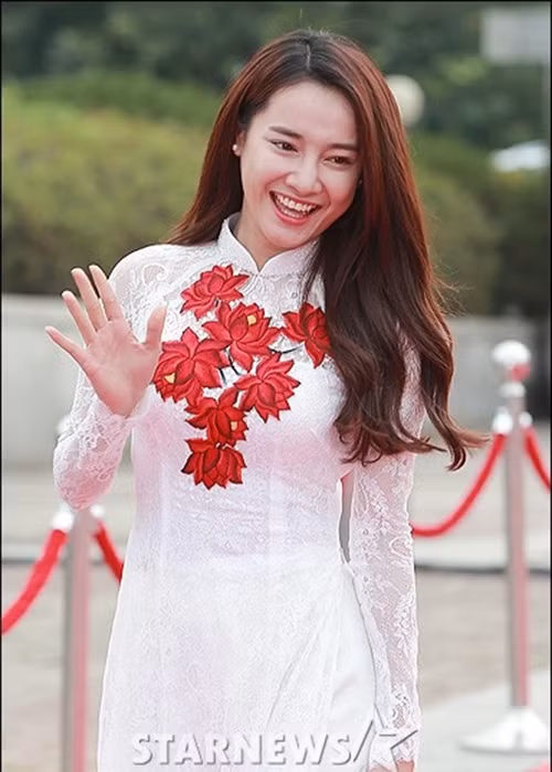 Nhã Phương được tờ Starnews đánh giá là nhân tố lạ tại sự kiện còn tờ SportSQ khen cô là bông hoa tới từ Việt Nam. (Ảnh: Zing)