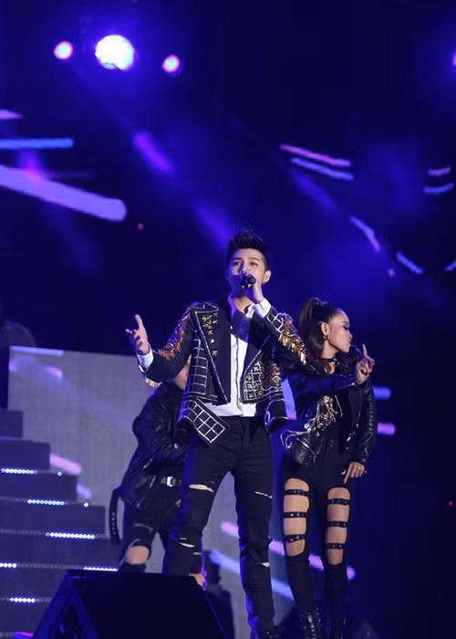 Tờ Osen của Hàn Quốc gọi Noo Phước Thịnh là “Bi Rain Việt Nam”. Tên của anh còn được tờ My Daily giật tít “Hãy cảm nhận âm nhạc Việt Nam thông qua Noo Phước Thịnh". (Ảnh: VTC News)