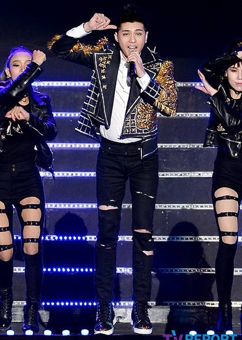 Huấn luyện viên của Giọng hát Việt nhí 2016 đã làm nức lòng người hâm mộ Việt khi mang đến những phần trình diễn xuất sắc trước khán giả xứ sở kim chi. (Ảnh: VTC News)