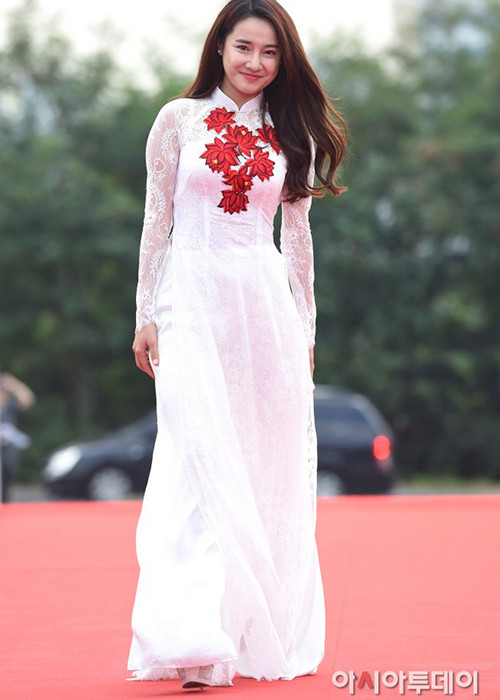 Một sao Việt khác cũng được truyền thông Hàn Quốc chú ý là Nhã Phương. Cách đây không lâu, cô sang Hàn Quốc tham gia lễ trao giải Seoul International Drama Awards lần thứ 11. (Ảnh: Zing)