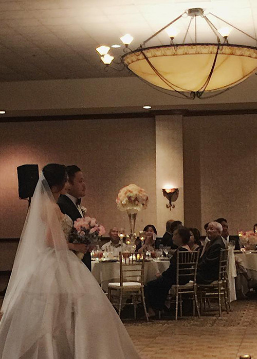 Hình ảnh Đinh Ngọc Diệp sánh bước cùng đạo diễn Victor Vũ trong phần nghi lễ của đám cưới được Ngọc Quyên chia sẻ trên trang cá nhân.