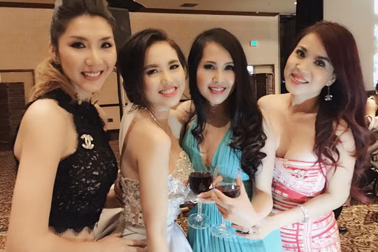 Được biết, kể từ đám cưới vào tháng 3/2016 cho đến nay, bà xã đạo diễn Victor Vũ gần như vắng bóng khỏi làng giải trí Việt.