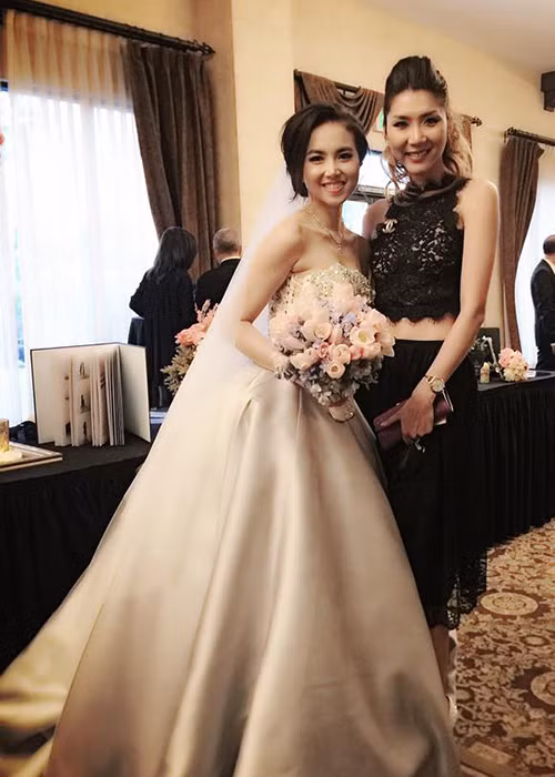 Được biết, bố mẹ chồng của Đinh Ngọc Diệp vốn định cư ở Mỹ. Đám cưới lần này diễn ra đúng 1 năm sau lễ đính hôn của cặp đôi tại Việt Nam.