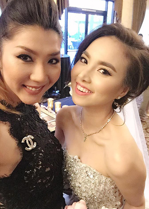 Cô dâu Đinh Ngọc Diệp xinh đẹp rạng ngời bên khách mời Ngọc Quyên trong ngày vui.