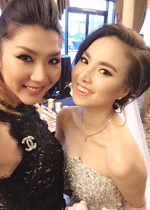 Cô dâu Đinh Ngọc Diệp xinh đẹp rạng ngời bên khách mời Ngọc Quyên trong ngày vui.