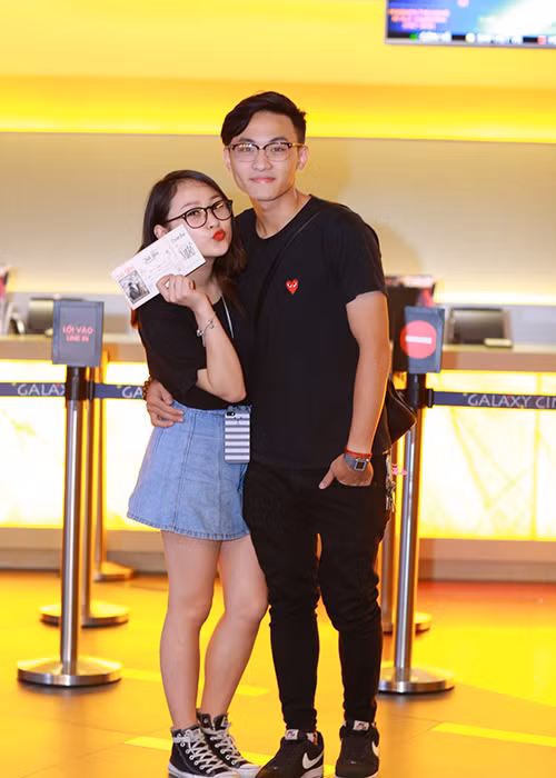 Cặp đôi trẻ cùng đến thưởng thức tác phẩm đến từ Banjong Pisanthanakhun - đạo diễn của phim “Tình người duyên ma”. 