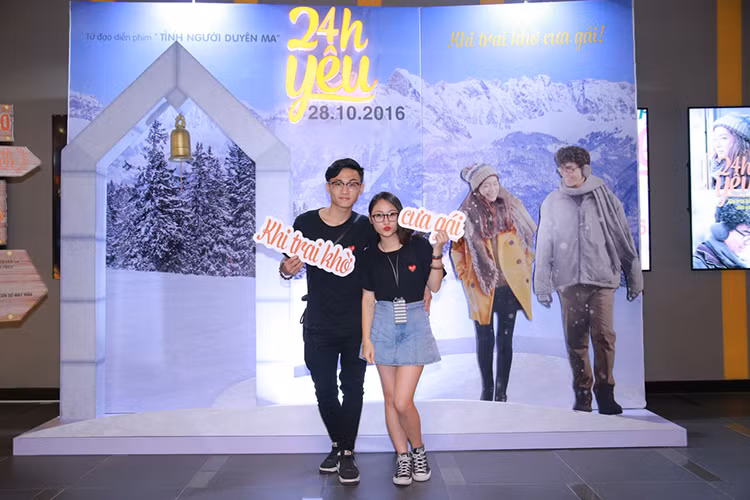 Thiện Thanh và bạn trai tay trong tay không rời. Cả hai đều diện trang phục trẻ trung, năng động. 