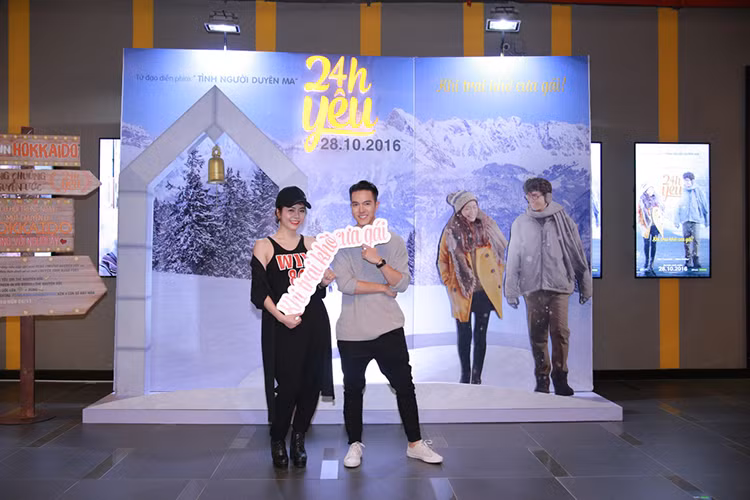 Buổi ra mắt còn có sự góp mặt của Kim Thanh (trái) và Minh Châu - hai gương mặt bước ra từ cuộc thi âm nhạc “Học viện ngôi sao”. 