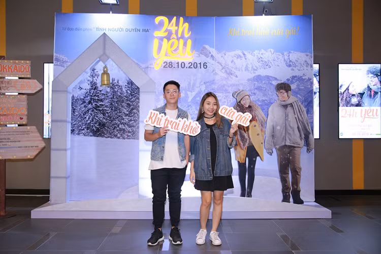 Cặp đôi Missteen 2012 Thu Trang và D-Crown Nguyễn cũng đến thưởng thức bộ phim đến từ đạo diễn phim “Tình người duyên ma”. 