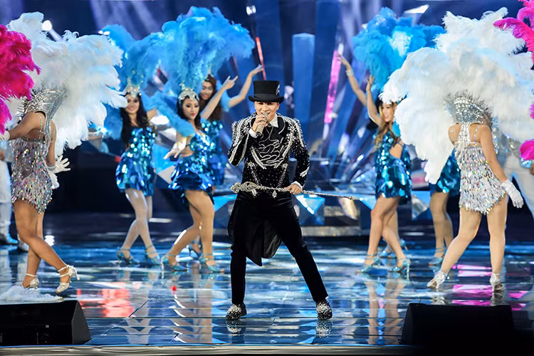 Vốn bị tai nạn trước đêm diễn phải tiểu phẫu nhưng nhờ sự hỗ trợ của thuốc giảm đau, Đàm Vĩnh Hưng đã hoàn thành hai đêm diễn của “Diamond Show” thành công.