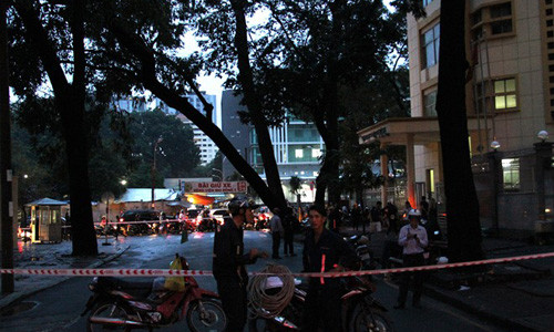 Co thu bat goc sau mua, giao thong TP HCM ket cung