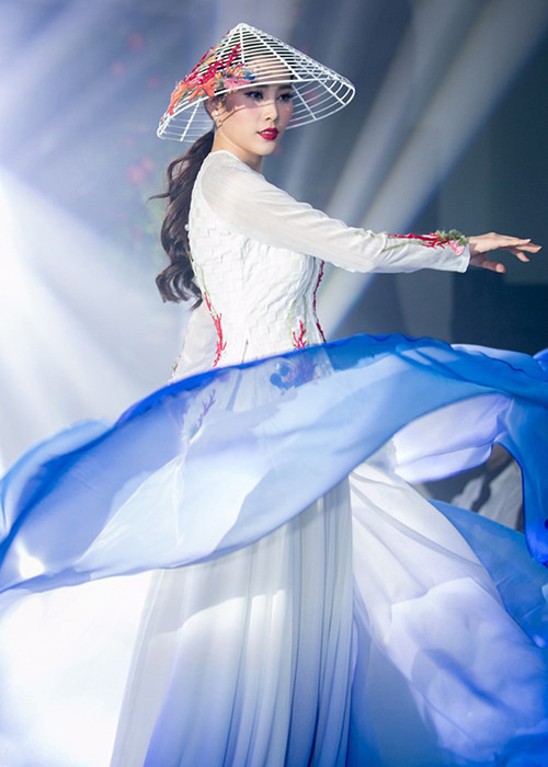 Về trang phục truyền thống, Nam Em chọn áo dài của NTK Đinh Văn Thơ và áo bà ba của NTK Nguyễn Minh Công. (Ảnh: Zing)