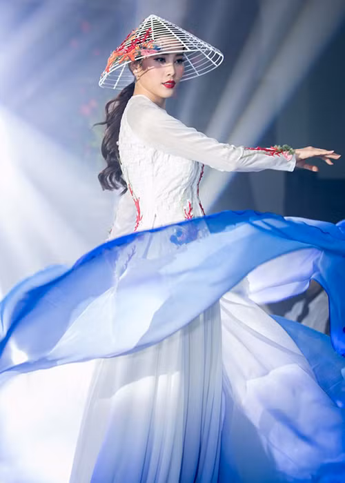 Về trang phục truyền thống, Nam Em chọn áo dài của NTK Đinh Văn Thơ và áo bà ba của NTK Nguyễn Minh Công. (Ảnh: Zing)