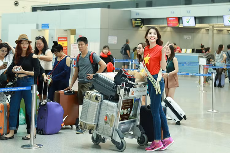 Trước ngày lên đường sang Philippines, Hoa khôi Nam Em cũng đã có buổi gặp gỡ với báo chí. Cô đã tiết lộ phần thi tài năng lẫn trang phục truyền thống và dạ hội cho cuộc thi. (Ảnh: VOV)