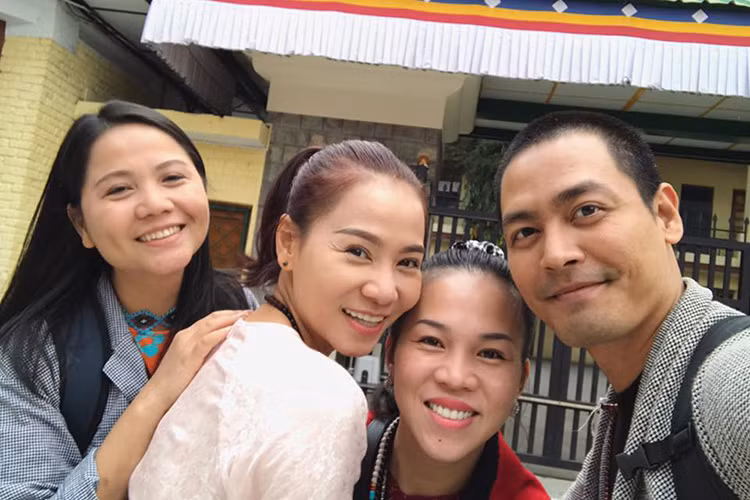 Trước đó, trên trang cá nhân, Thu Minh cũng khoe loạt ảnh hành hương về đất Phật. Giống như Phan Anh, cô cũng vừa đi giúp đỡ đồng bào miền Trung. (Ảnh: Facebook nhân vật)