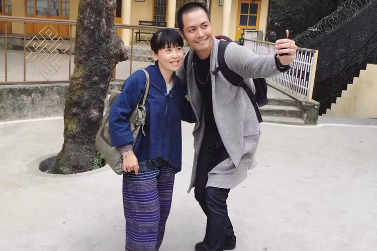 Trong chuyến thiện nguyện, Phan Anh khiến người dân vùng lũ ấm lòng bởi những món quà và nụ cười anh gửi đến. (Ảnh: Facebook nhân vật)