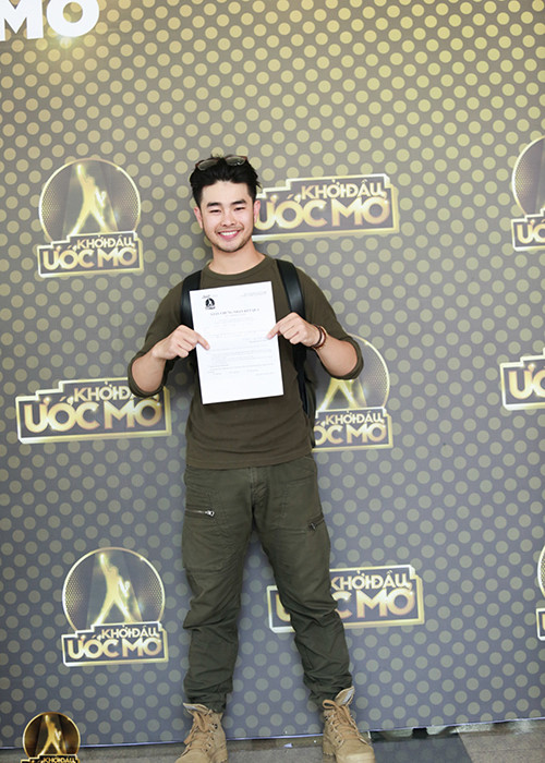 Với lần tái xuất này, hot boy Loki Bảo Long khiến nhiều người ngỡ ngàng với vẻ ngoài râu ria bụi bặm, đầy nam tính. Anh tham gia cuộc thi “Khởi đầu ước mơ” vì nhớ nghề và được bạn bè động viên. 