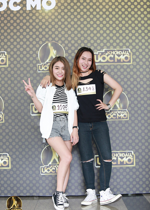 “Bản sao Hari Won” - Trần Hòa (trái) cũng nhanh chóng ghi danh ngay trong ngày đầu “Khởi đầu ước mơ” tuyển sinh. 