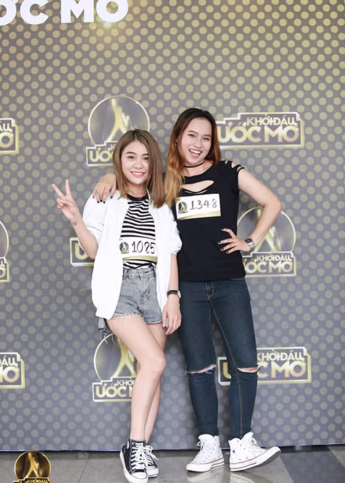 “Bản sao Hari Won” - Trần Hòa (trái) cũng nhanh chóng ghi danh ngay trong ngày đầu “Khởi đầu ước mơ” tuyển sinh. 