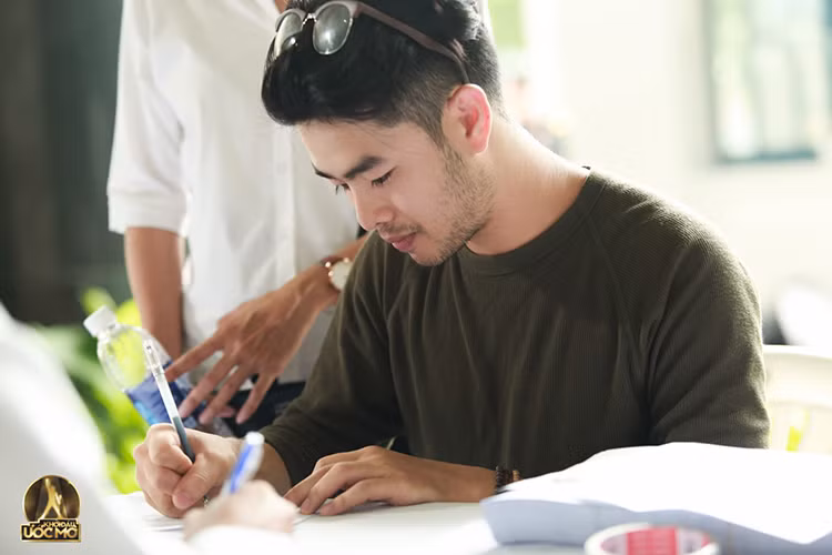  Loki Bảo Long từng gây chú ý tại cuộc thi The X-Factor 2014. Sau 2 năm vắng bóng, anh tái xuất khi đến tham gia buổi tuyển sinh cuộc thi “Khởi đầu ước mơ”. 