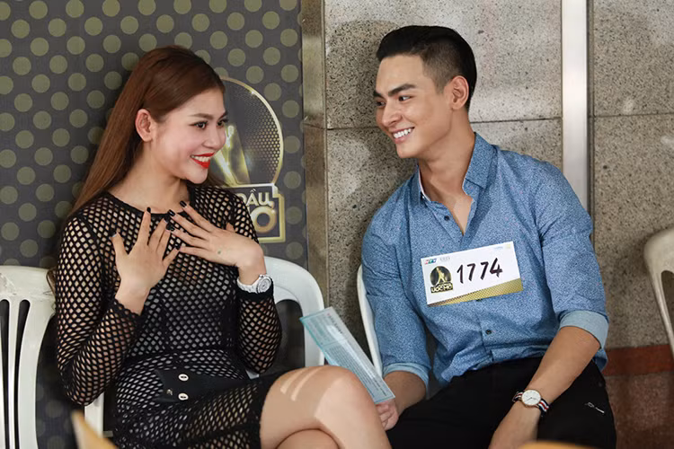 Sánh đôi trước đám đông, nữ người mẫu ăn vận khá gợi cảm còn Jay Quân diện set trang phục đơn giản gồm áo sơ mi và quần jeans. 