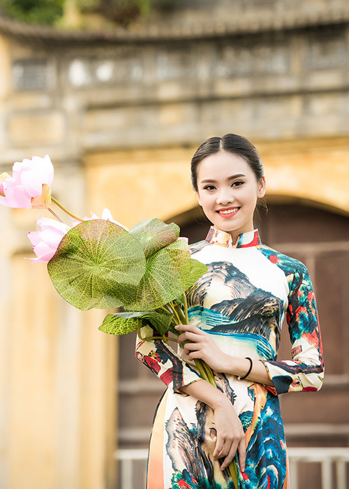 Cũng từng lọt top 10 cuộc thi Hoa hậu Việt Nam 2016, Trần Tố Như khoe vẻ duyên dáng trên phố Hà Nội trong buổi diễu hành.