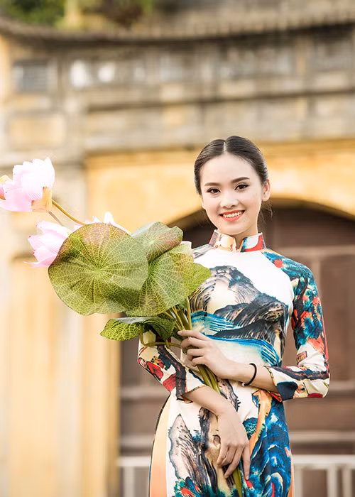 Cũng từng lọt top 10 cuộc thi Hoa hậu Việt Nam 2016, Trần Tố Như khoe vẻ duyên dáng trên phố Hà Nội trong buổi diễu hành.