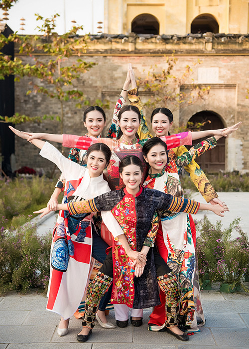 Dàn người đẹp bước ra từ cuộc thi Hoa hậu Việt Nam 2016 vui vẻ hội ngộ khi làm người mẫu cho chương trình Festival Áo dài Hà Nội năm 2016.