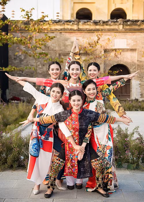 Dàn người đẹp bước ra từ cuộc thi Hoa hậu Việt Nam 2016 vui vẻ hội ngộ khi làm người mẫu cho chương trình Festival Áo dài Hà Nội năm 2016.