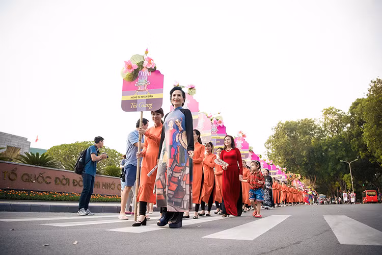 Ngoài dàn người mẫu trẻ, buổi lễ diễu hành diễn ra vào ngày cuối cùng của Festival Áo dài Hà Nội năm 2016 còn có sự góp mặt của dàn nghệ sĩ gạo cội: NSND Trà Giang, NSƯT Thanh Loan…