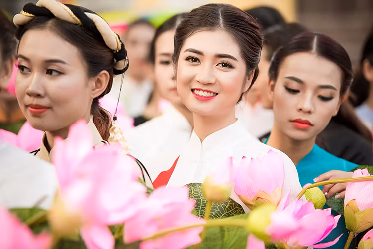 Trần Huyền Trang - người đẹp từng gây chú ý với vòng eo 56 cm tại cuộc thi Hoa hậu Việt Nam 2016 cũng tham gia sự kiện.