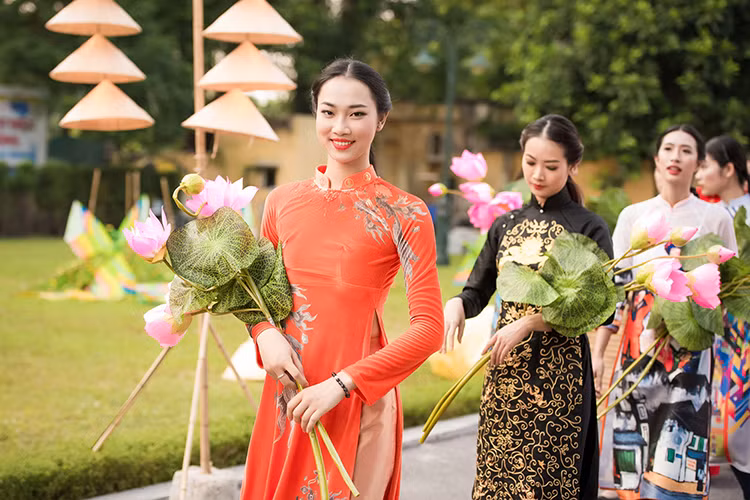 Phạm Thủy Tiên - top 5 cuộc thi Hoa hậu Việt Nam 2016 xuất hiện đầy rạng rỡ trong tà áo dài.