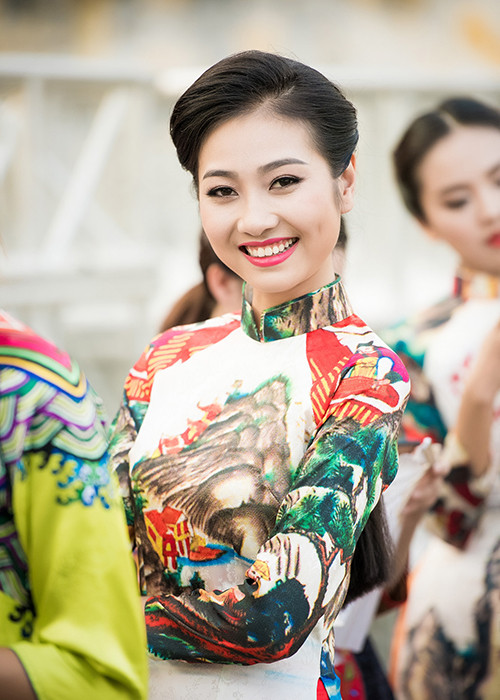 Ngoài Ngọc Hân, "bản sao" Hoa hậu Nguyễn Thị Huyền - Bùi Nữ Kiều Vỹ cũng tham gia lễ diễu hành.