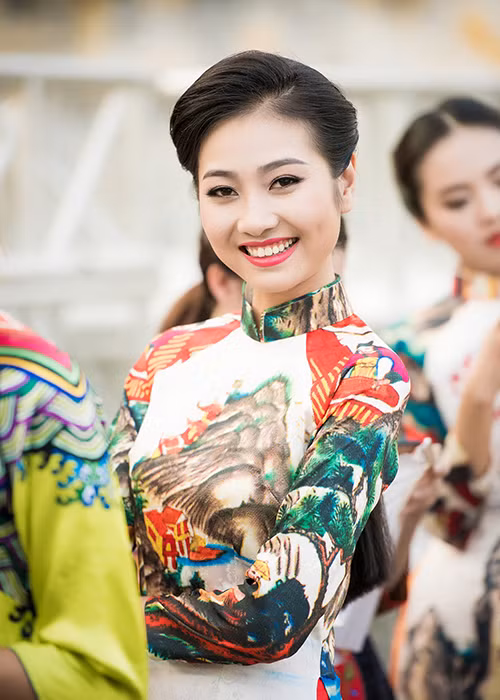 Ngoài Ngọc Hân, "bản sao" Hoa hậu Nguyễn Thị Huyền - Bùi Nữ Kiều Vỹ cũng tham gia lễ diễu hành.