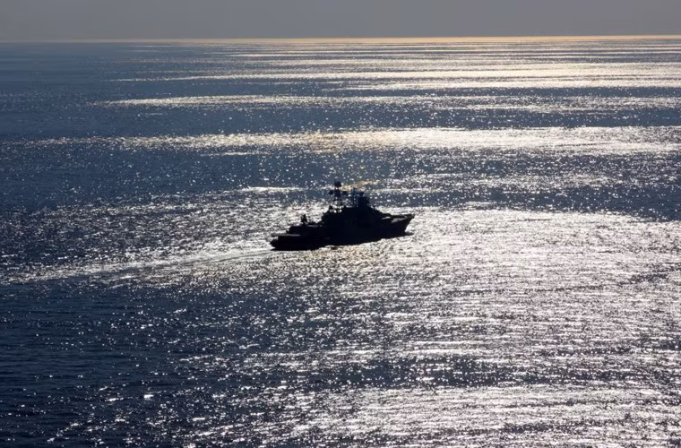 Tàu khu trục tên lửa đi theo hộ tống Kuznetsov. Nguồn ảnh: Sputnik
