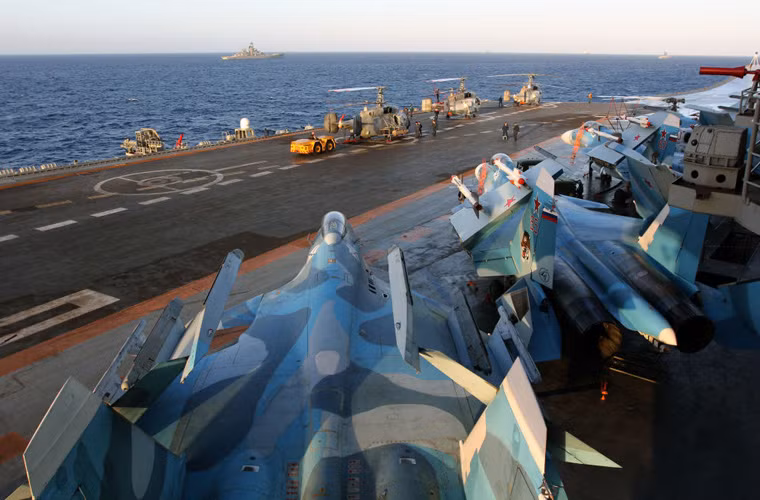 Dàn máy bay chiến đấu và trực thăng cứu hộ của tàu sân bay Đô đốc Kuznetsov. Nguồn ảnh: Sputnik