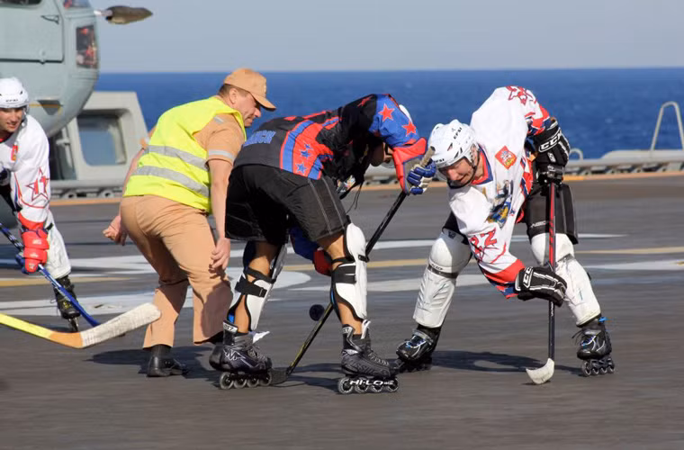 Nếu Mỹ thích chơi golf hay là bóng bầu dục trên tàu sân bay thì với Nga môn ưa thích chính là khúc côn cầu. Nguồn ảnh: Sputnik