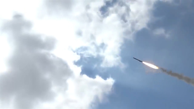 Trong khi đó, cơ sở tại Khurais chịu thiệt hại nhẹ hơn, nhưng một công trình lớn bị hư hại và mặt đất xung quanh cũng cháy đen do ngọn lửa phát ra. Sau vụ tấn công, một số quan chức Mỹ khẳng định, đòn tấn công xuất phát từ hướng bắc hoặc tây bắc Arab Saudi, tương ứng với lãnh thổ Iran và Iraq, thay vì từ Yemen ở tây nam các nhà máy.