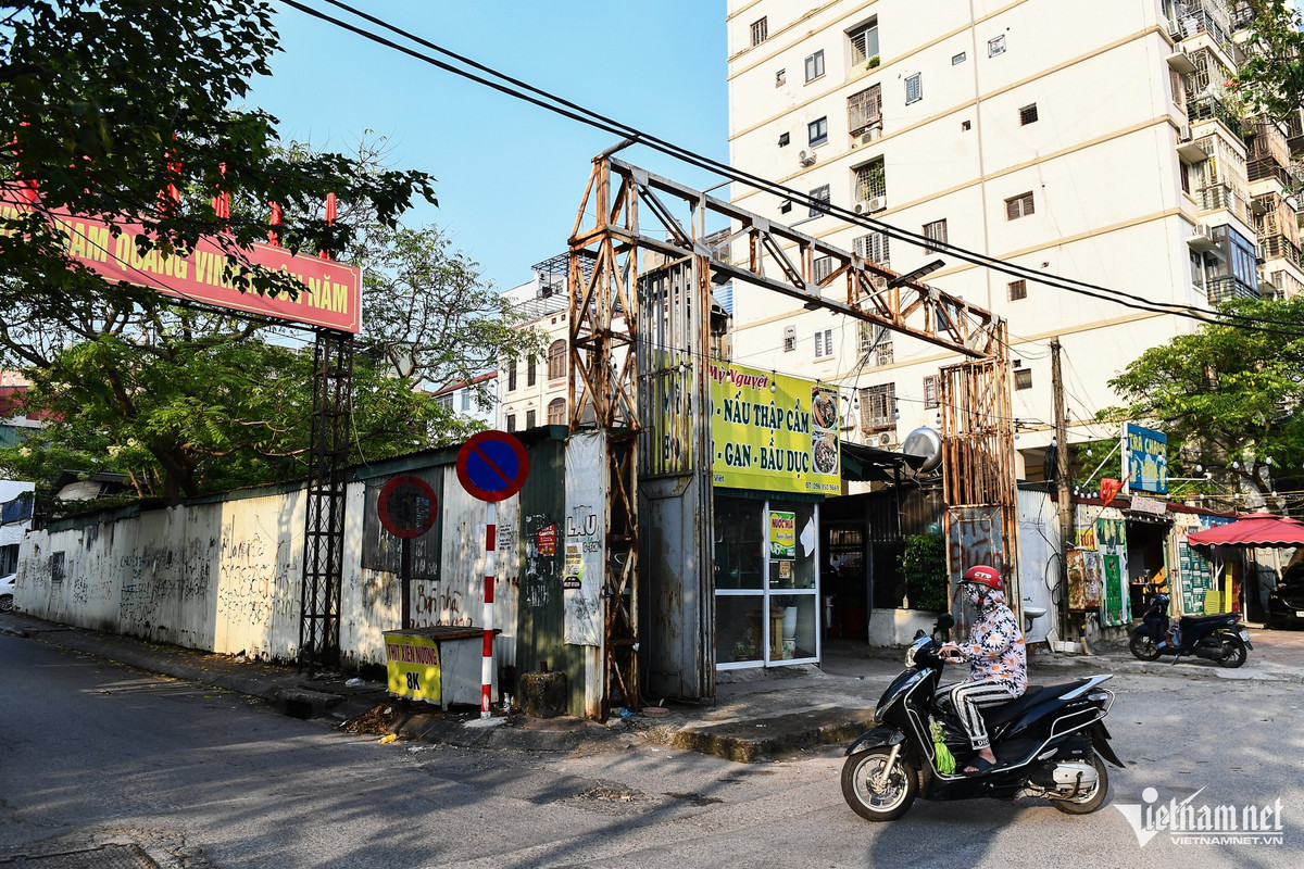 Khu đất hiện nay được quây tôn, xung quanh một vài hàng quán tạm bợ mọc lên. Bên trong khu đất là một gara rửa ô tô đang hoạt động.