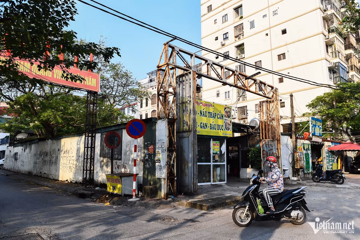 Khu đất hiện nay được quây tôn, xung quanh một vài hàng quán tạm bợ mọc lên. Bên trong khu đất là một gara rửa ô tô đang hoạt động.