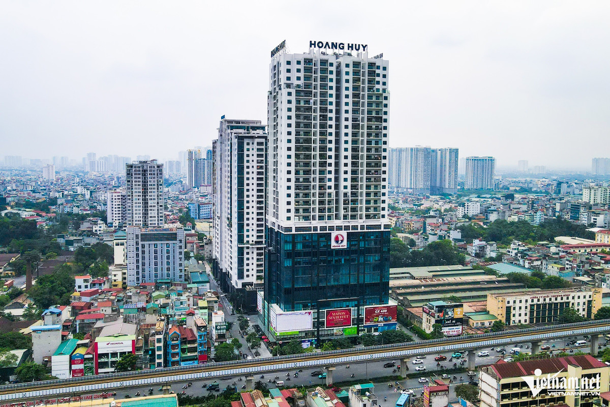 Chung cư khác ở 275 Nguyễn Trãi (quận Thanh Xuân) cũng là một trong 3 dự án bị Thanh tra Chính phủ kết luận có sai phạm. Tòa nhà này có vị trí đắc địa khi nằm ngay mặt đường lớn, gần ngã tư giao vành đai 3 và có tuyến đường sắt trên cao chạy qua.