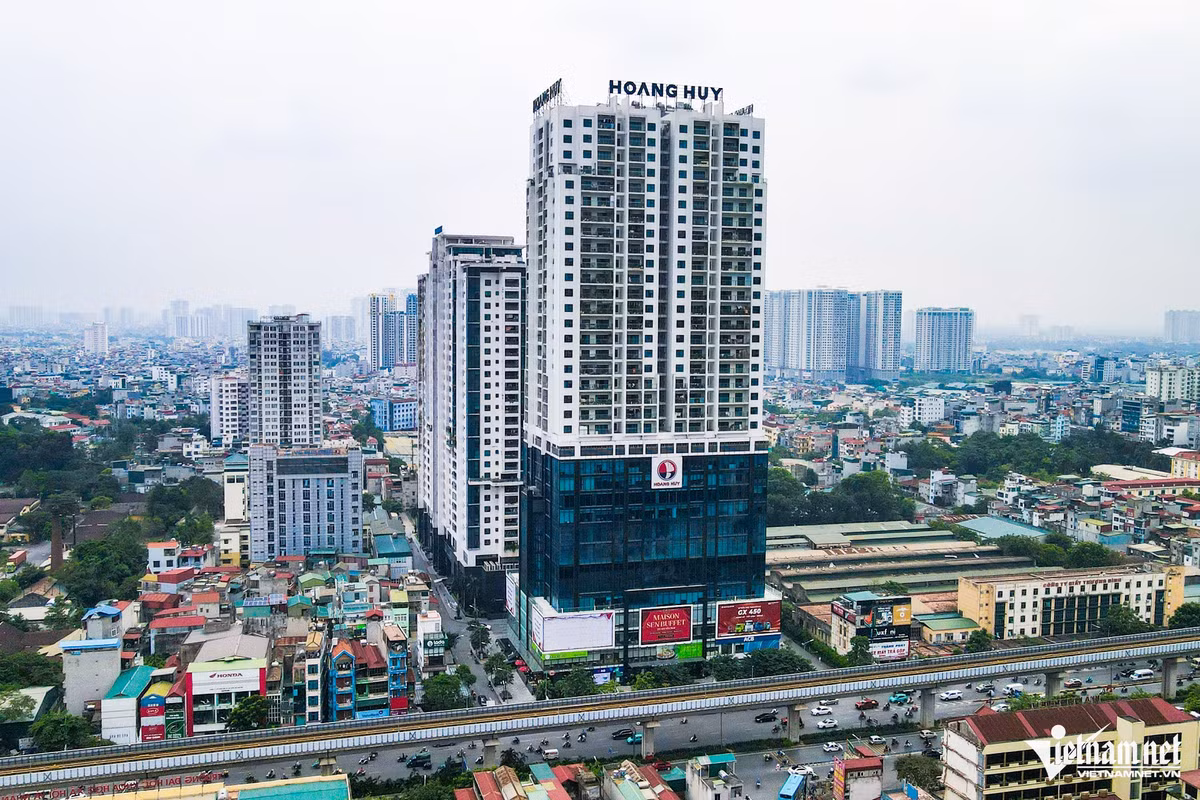 Chung cư khác ở 275 Nguyễn Trãi (quận Thanh Xuân) cũng là một trong 3 dự án bị Thanh tra Chính phủ kết luận có sai phạm. Tòa nhà này có vị trí đắc địa khi nằm ngay mặt đường lớn, gần ngã tư giao vành đai 3 và có tuyến đường sắt trên cao chạy qua.