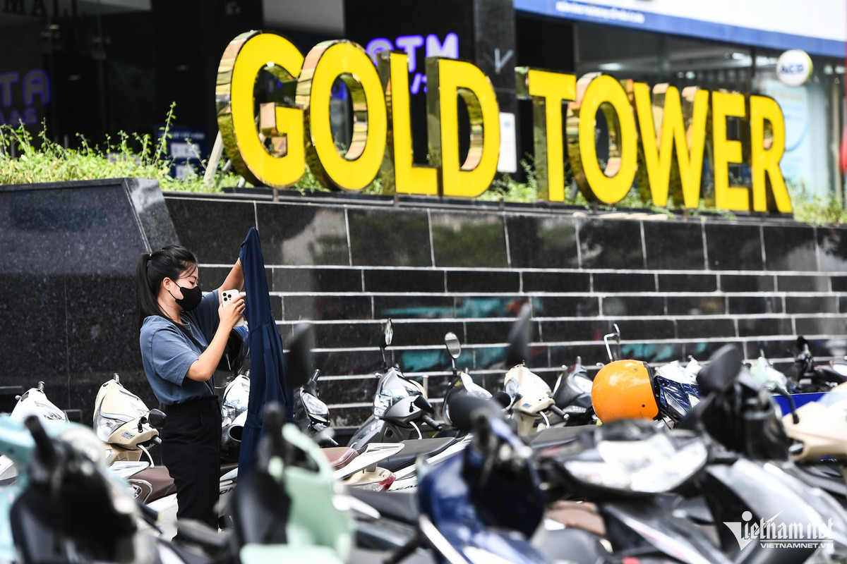 Hiện, đây là tòa nhà hoạt động bình thường, người dân ra vào tấp nập.