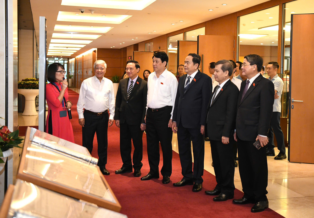 Chu tich nuoc va Chu tich Quoc hoi tham quan trien lam Nhat bao Quoc hoi-Hinh-3